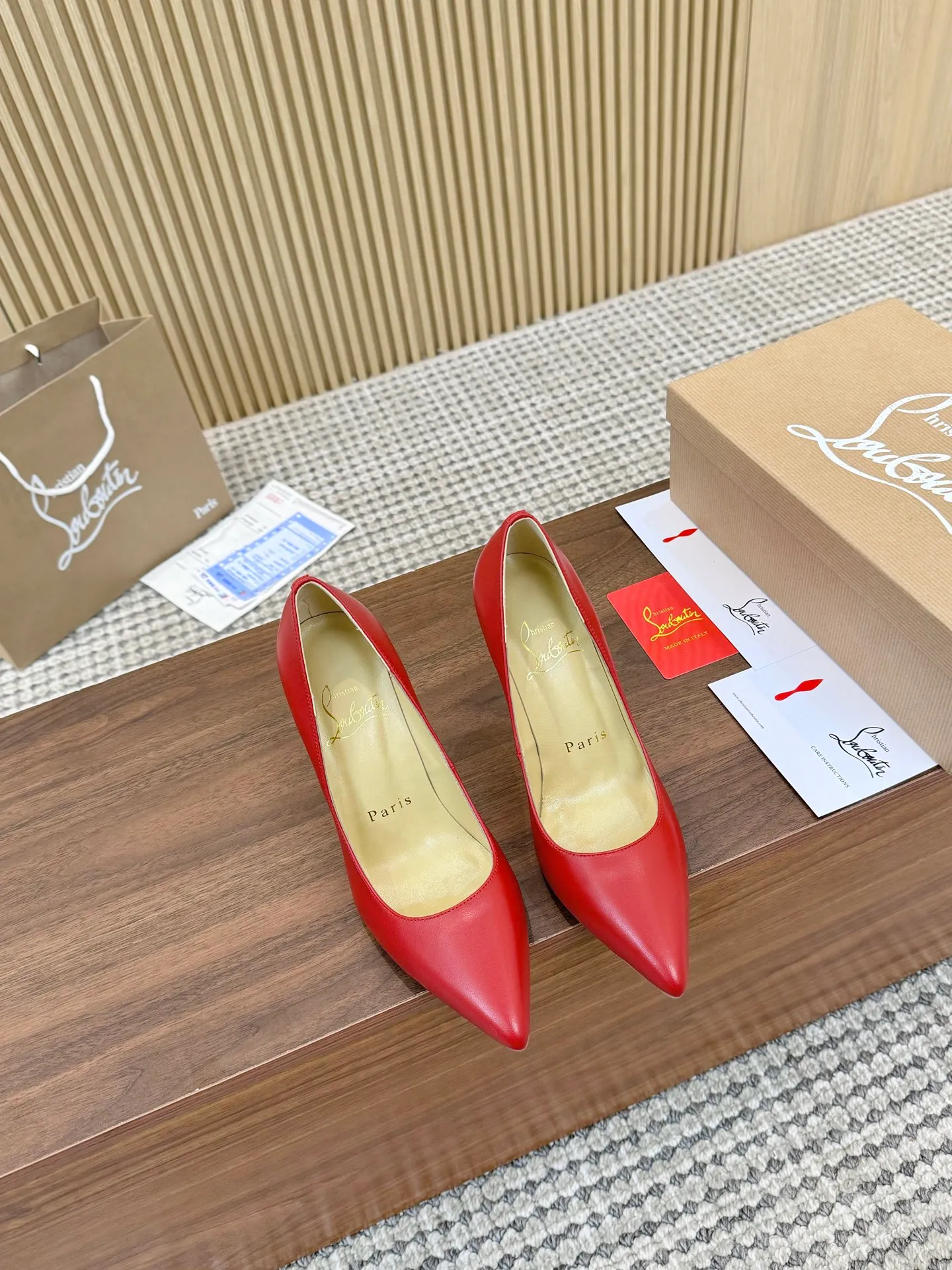 👟👟Ex-factory price 440👟👟 Genuine leather sole +40 Year-round shipment💝Christian Louboutin CL👠 Classic "Matte💎Cow Leather💎Series" noble and luxurious, real blingbling👟👟 Real materials, all customized by the pattern maker, and the materials are made of original customized materials to achieve the taste of the original 6 color options 💍 Upper: Imported 👉 cowhide 💪 Lining: Sheepskin foot pad/lining Size: 34-40.41.42 Heel height: 10.5cm and 8.5cm two options Leather sole Rubber sole